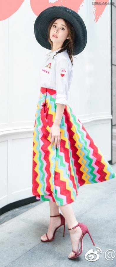 林心如凉鞋玉脚街拍写真(5/5)