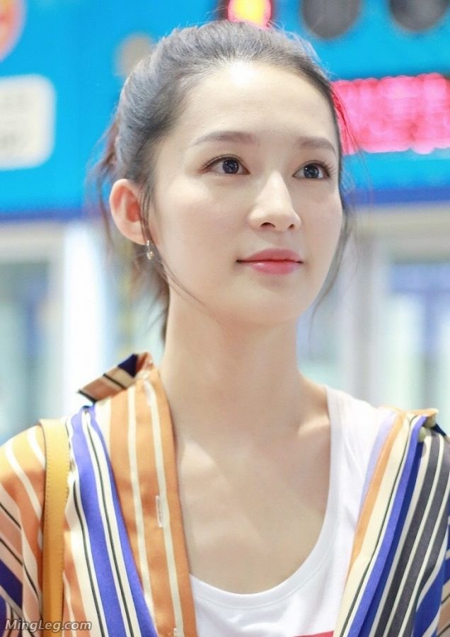 李沁紧身牛仔裤机场街拍玉足白皙(4/7)