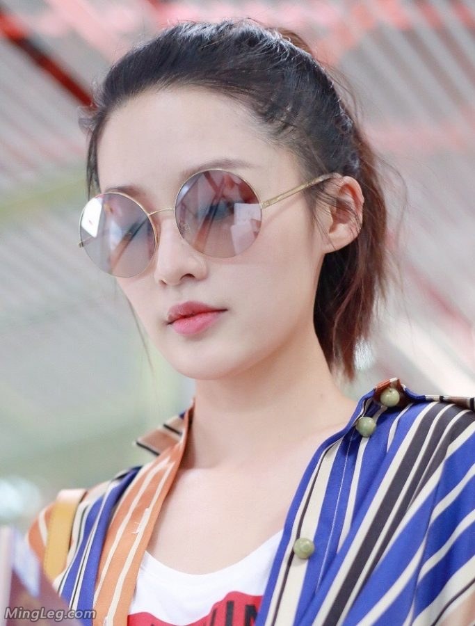 李沁紧身牛仔裤机场街拍玉足白皙(5/7)