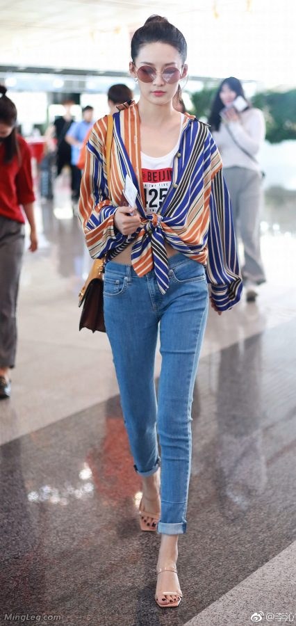 Li Qin's skinny jeans and fair feet in airport street shots(6/7)