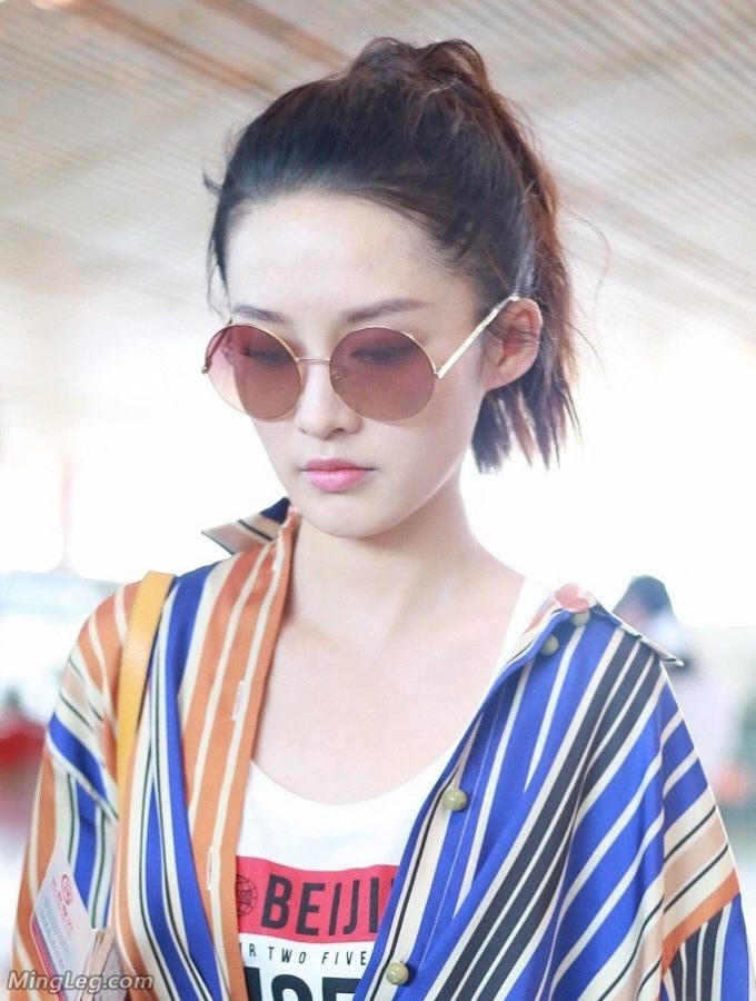 Li Qin's skinny jeans and fair feet in airport street shots(7/7)