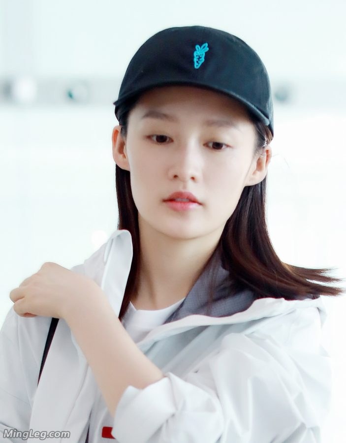 李沁穿运动鞋修长美腿街拍(3/4)