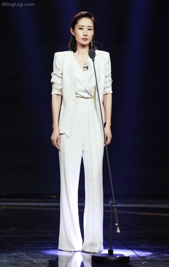 Eldest sister Liu Mintao in white trousers and high heels(4/5)
