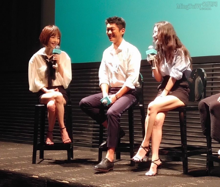鲁豫采访霍思燕两双美腿都超级骨感(6/7)