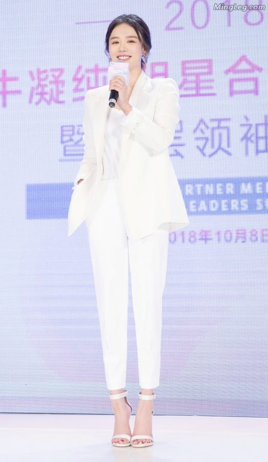 马思纯白色西服白色凉鞋玉足真漂亮(1/9)