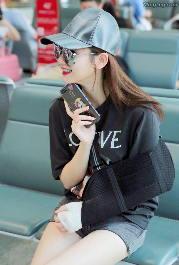 Qi Wei's slender white legs at the airport(5/5)