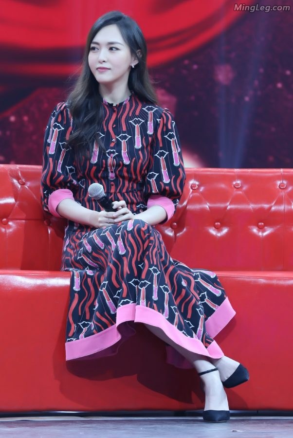 唐嫣做客访谈节目双腿交叉(2/6)