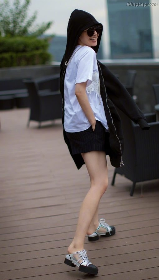 Mature woman Xu Qing's fair and slender legs(4/4)