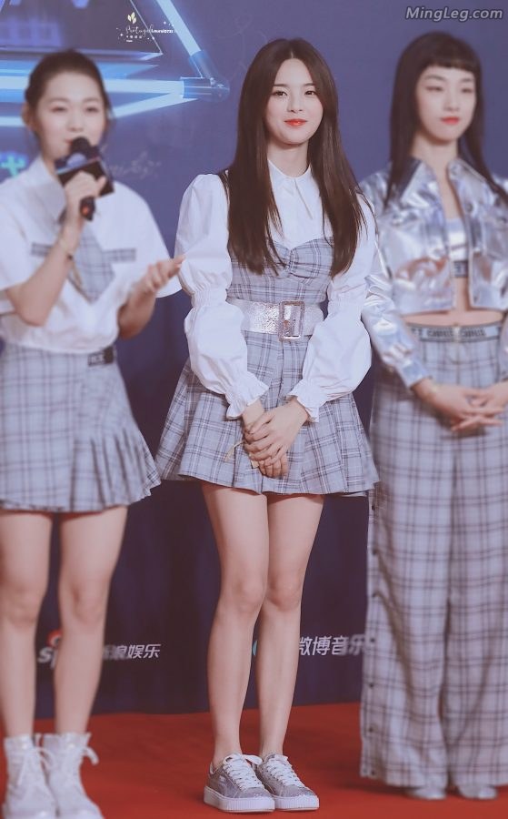 火箭少女杨超越可爱短裙玉腿(2/7)