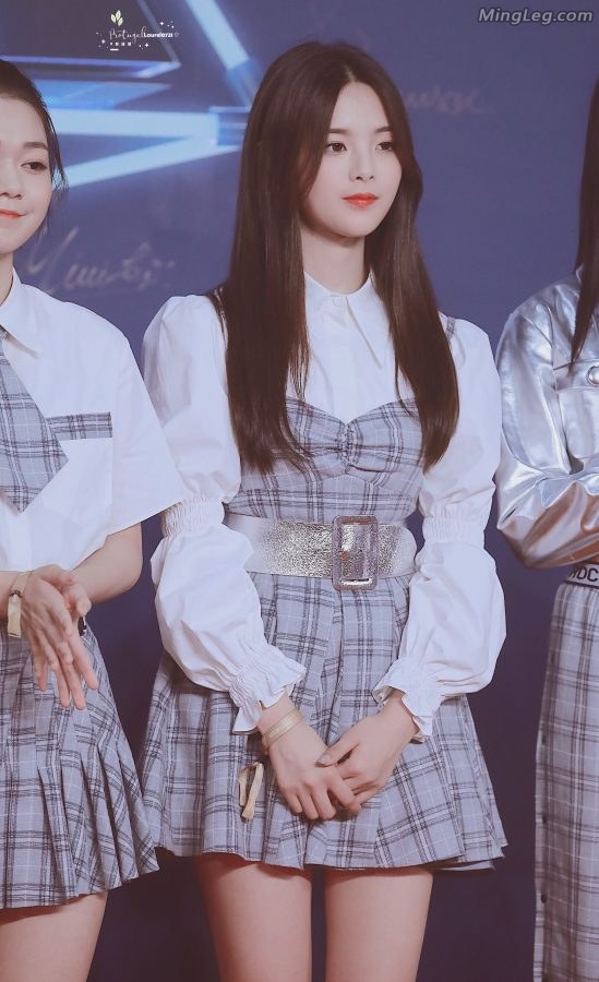 火箭少女杨超越可爱短裙玉腿(7/7)