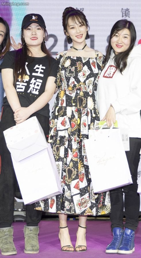 Yang Zi's slender white jade feet(3/8)