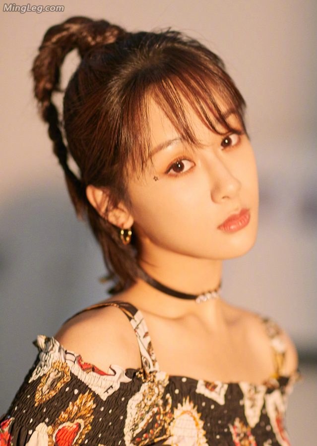 杨紫纤细的白玉足(5/8)