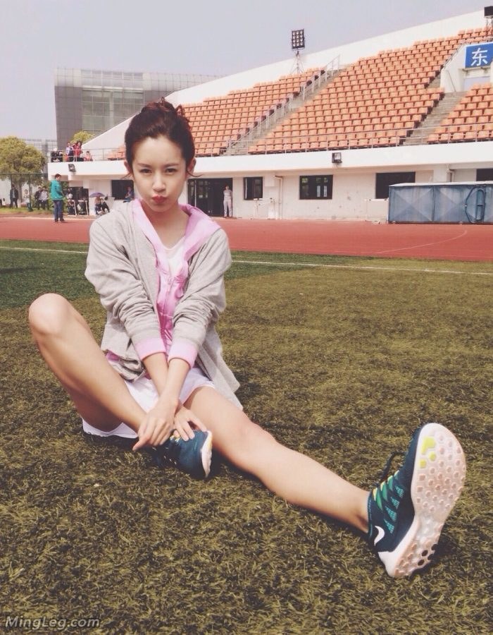 Zhang Zixuan looks good wearing sneakers at the stadium(1/2)