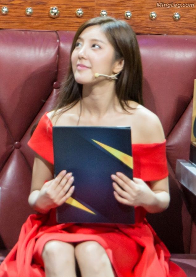 赵奕欢录制《火星情报局》凉鞋美足(13/38)