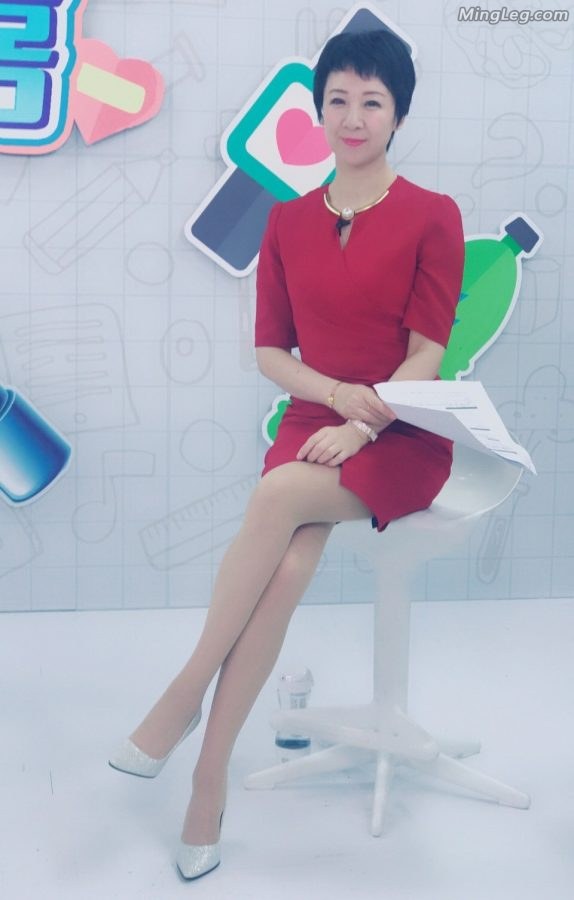 礼仪培训老师周思敏腿穿丝袜坐姿优雅(1/2)