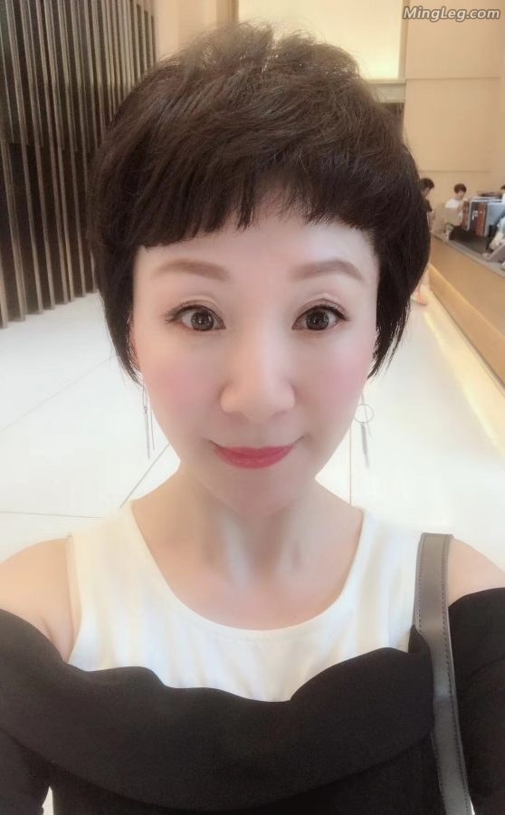 礼仪专家周思敏在商务车里睡觉时被拍大白腿(1/3)