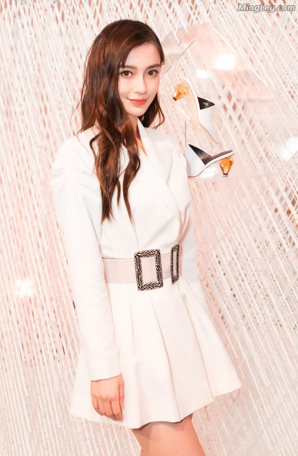 杨颖Angelababy美腿穿红靴子代言红蜻蜓也算是应景了(5/15)