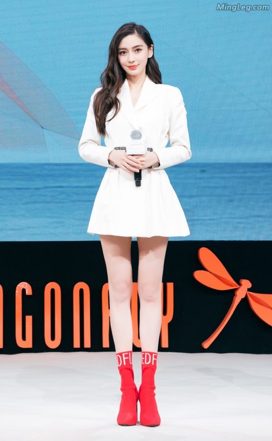 It’s fitting that Angelababy Yang Ying’s beautiful legs are wearing red boots to endorse Red Dragonfly.(7/15)