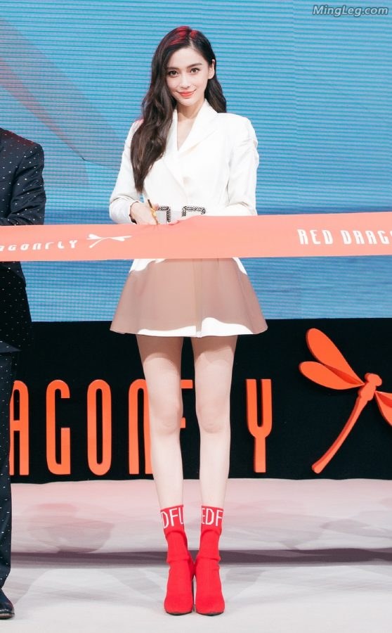 杨颖Angelababy美腿穿红靴子代言红蜻蜓也算是应景了(9/15)