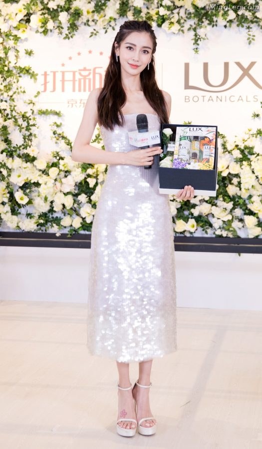 Angelababy杨颖仙女天使的凉鞋美脚丫(1/15)