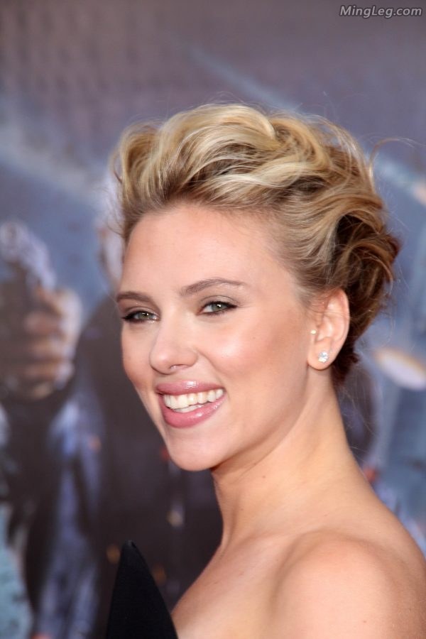 黑寡妇Scarlett Johansson性感细高跟走红毯(10/22)