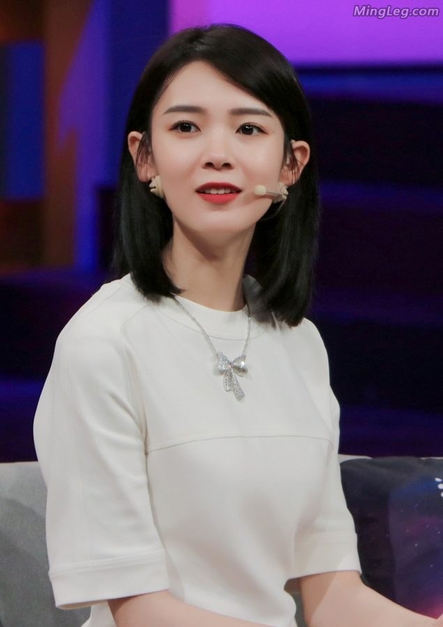 陈瑶录制《非常静距离》美腿脚丫惹人迷(4/7)
