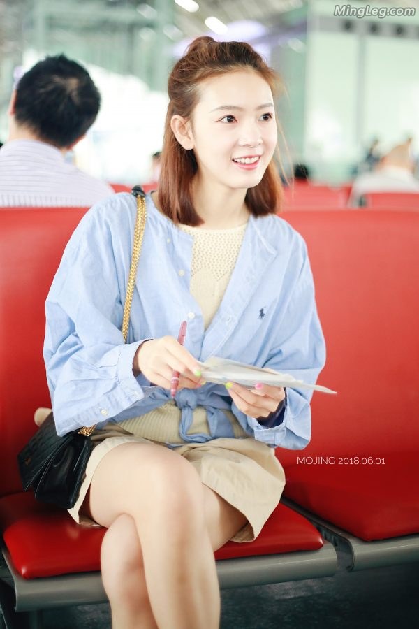 候机厅坐在对面拍女明星陈瑶的白腿(1/9)