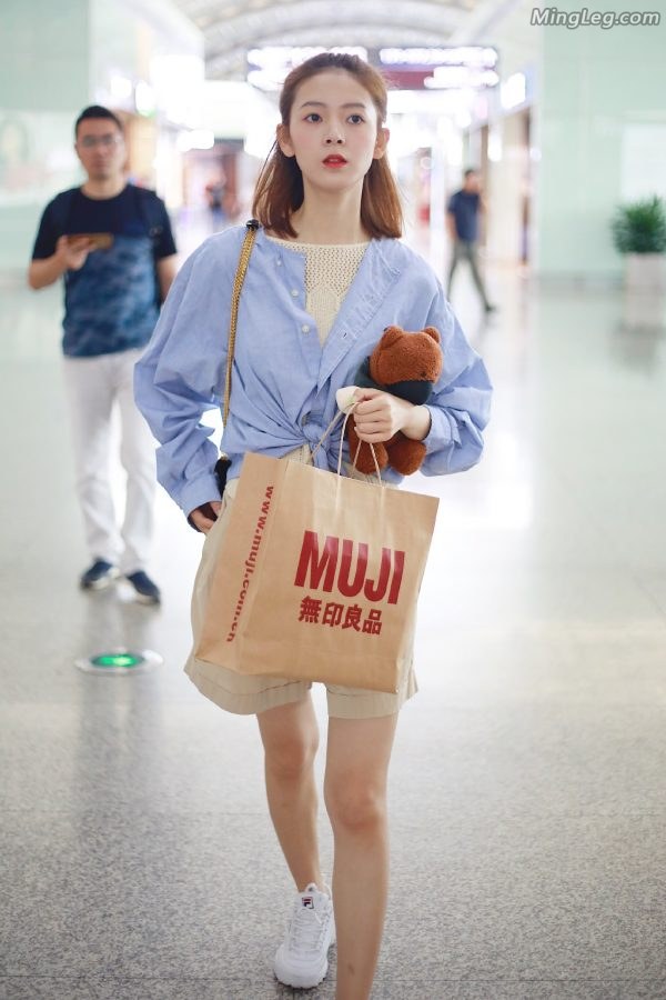 Sitting opposite in the terminal to take pictures of female star Chen Yao's white legs(9/9)