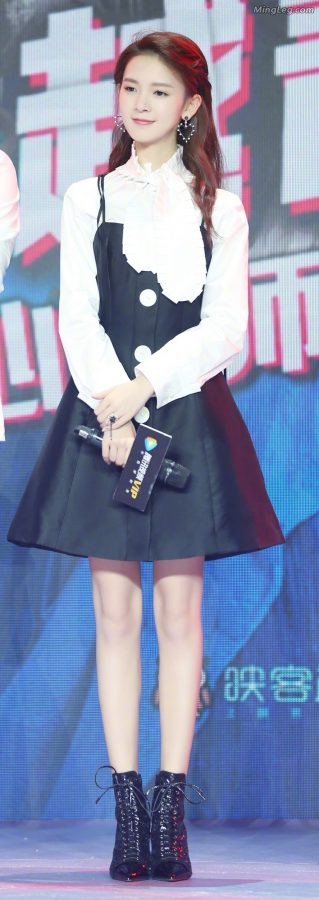 青葱少女陈瑶的玉腿(2/5)