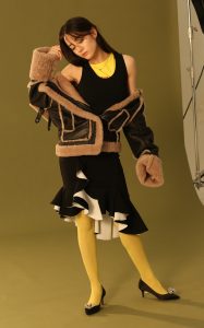 Dilraba wore yellow pantyhose and took off her high heels to show her feet in a photo(38/41)
