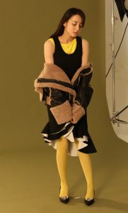 Dilraba wore yellow pantyhose and took off her high heels to show her feet in a photo(41/41)