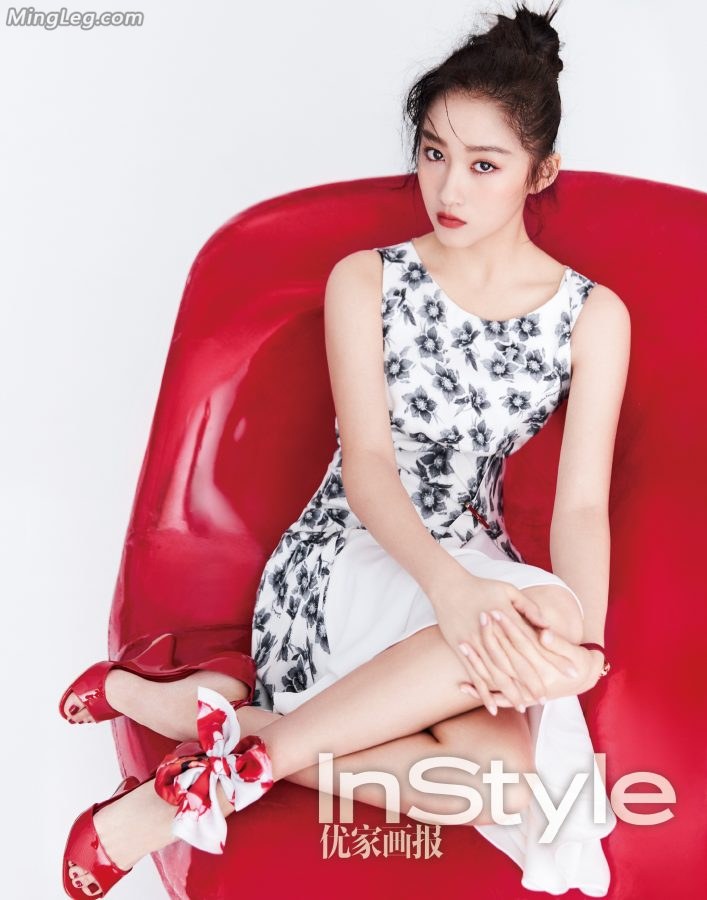 Guan Xiaotong looks very feminine in high heels in celebrity fashion magazine photos(2/3)