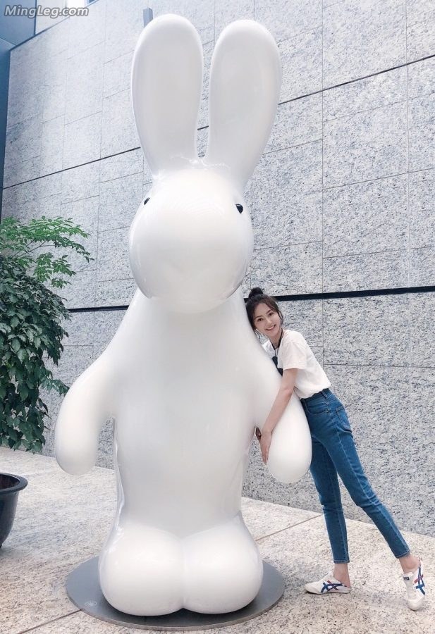 黄梦莹紧身牛仔裤美腿(4/5)