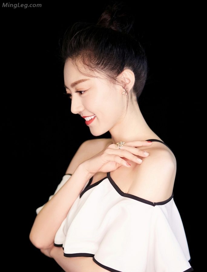 小妹子黄梦莹细腿香肩(4/7)