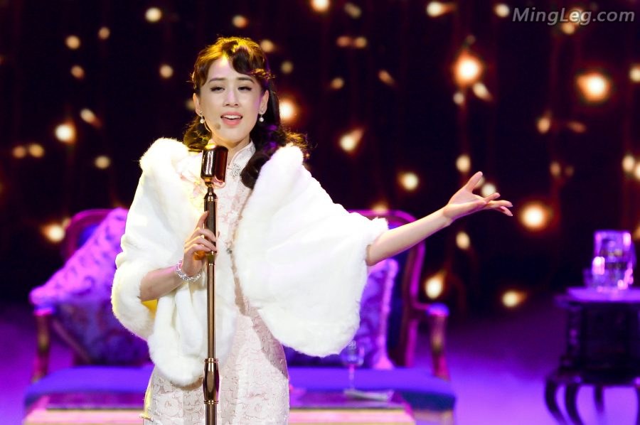 黄圣依、于明加、柴碧云旗袍高跟表演可惜黄圣依没穿丝袜(36/40)