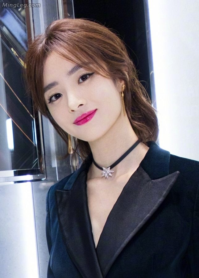 安徽90后美女胡冰卿尖头高跟鞋玉腿(2/3)
