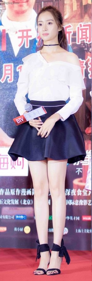 胡冰卿凉鞋美脚丫玉腿晶莹剔透(2/7)