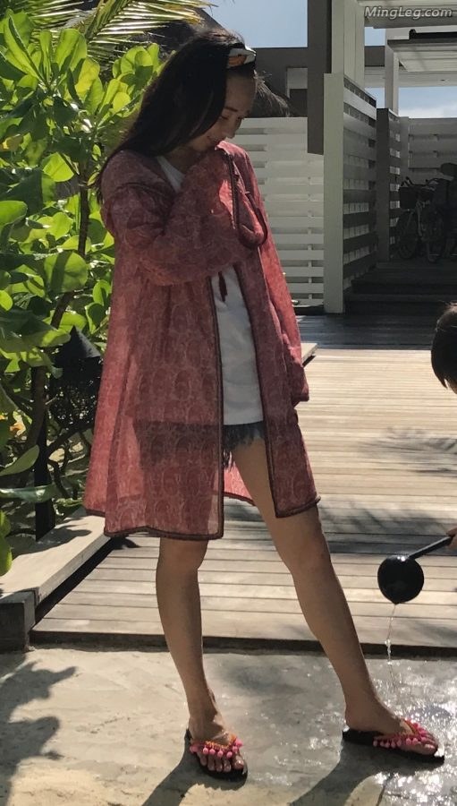 Huo Siyan's exquisite feet wear flip-flops(4/5)