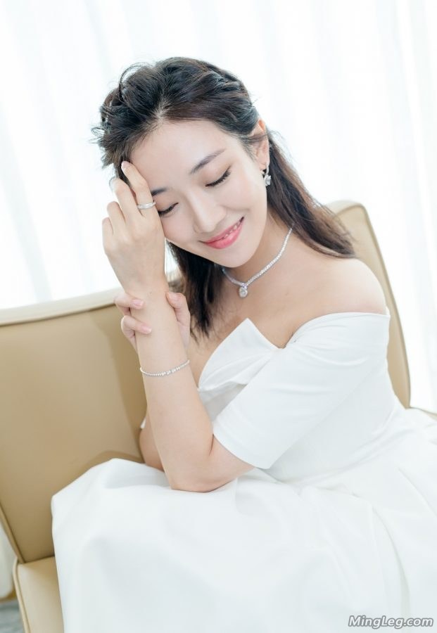 菅纫姿性感漂亮的红底银色细高跟(6/8)