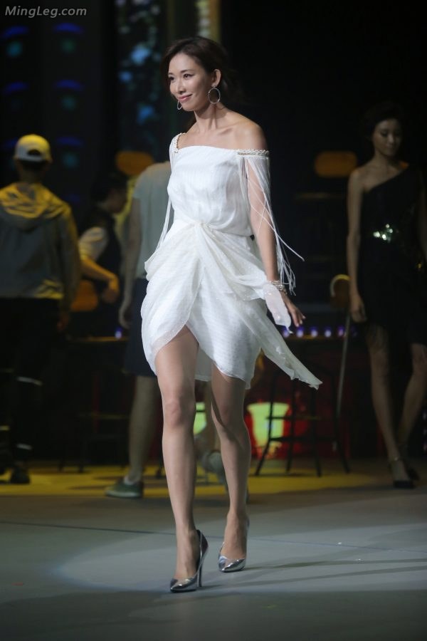林志玲高清金属高跟丝袜美腿在台上尽情表演(11/34)