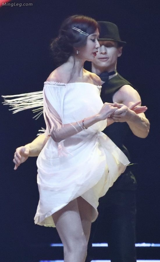 林志玲高清金属高跟丝袜美腿在台上尽情表演(23/34)