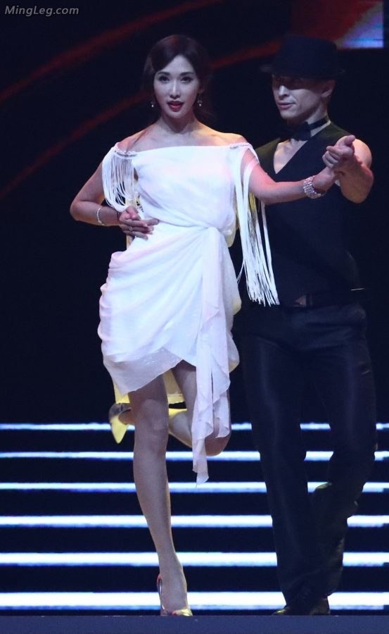林志玲高清金属高跟丝袜美腿在台上尽情表演(28/34)
