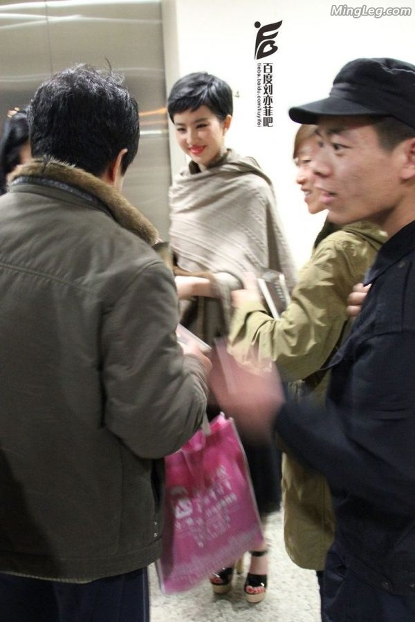 刘亦菲短发时期的高跟美足最后小惊喜发现杨幂(4/21)