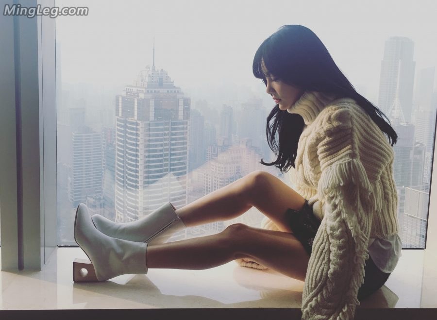 李小璐厚毛衣配短裙美腿一半是秋天一半是夏天(10/15)