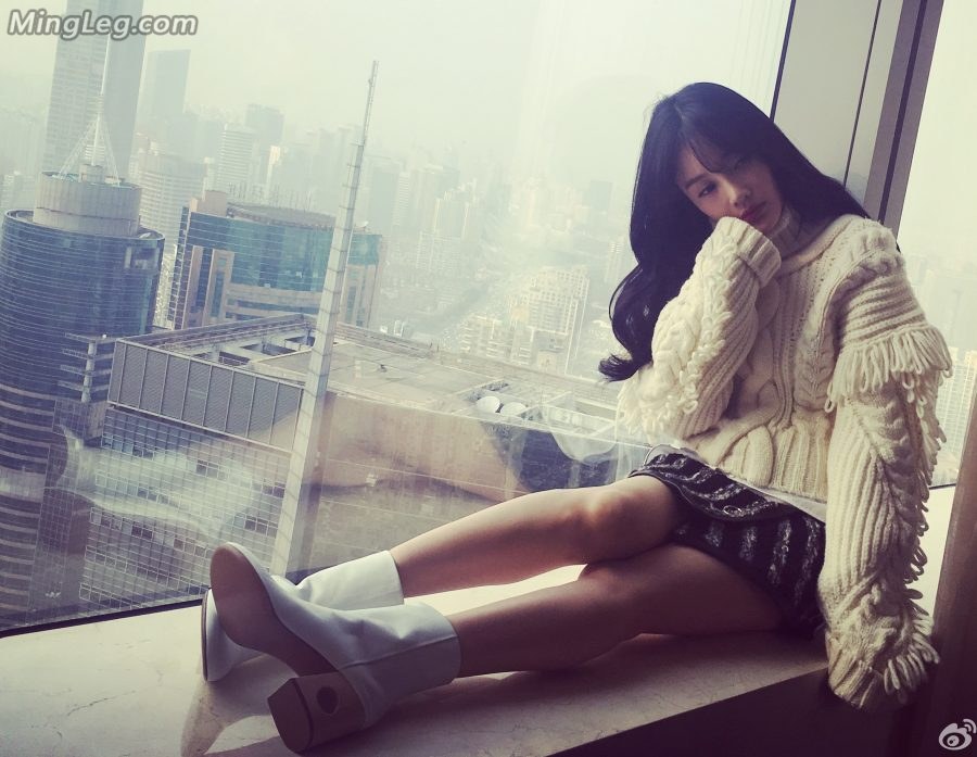 李小璐厚毛衣配短裙美腿一半是秋天一半是夏天(11/15)