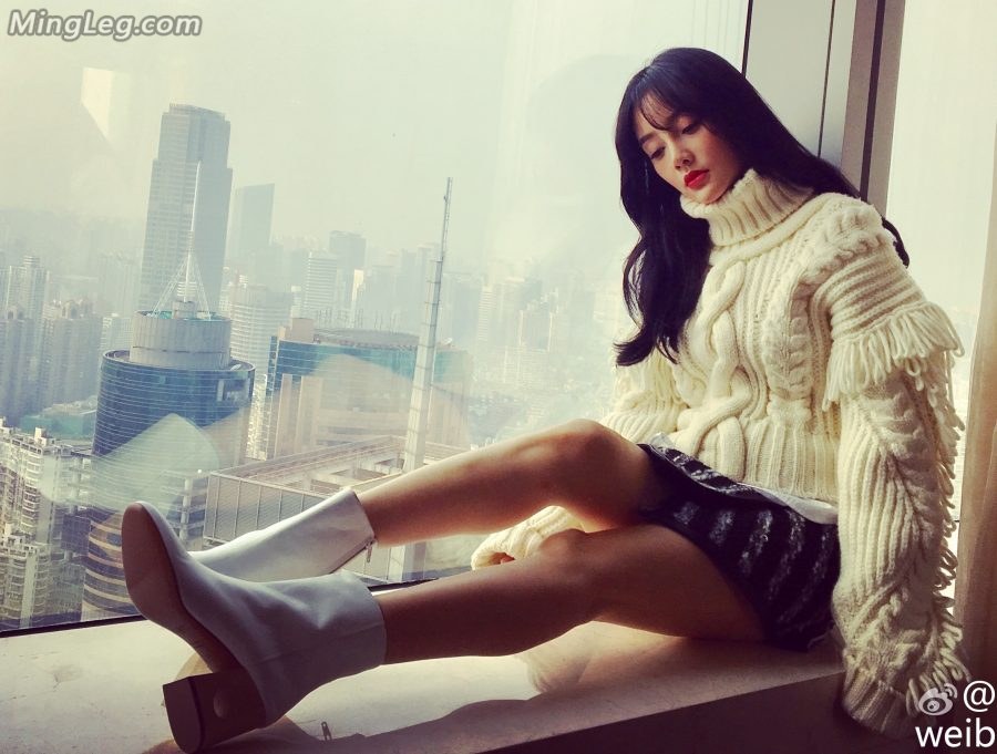 李小璐厚毛衣配短裙美腿一半是秋天一半是夏天(12/15)