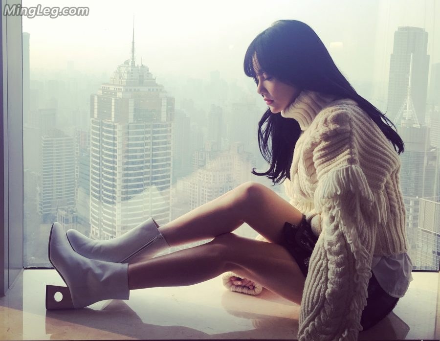 Li Xiaolu's thick sweater and short skirt, her beautiful legs are half autumn and half summer(15/15)
