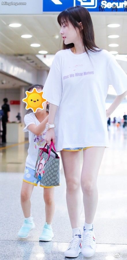 李小璐白腿运动鞋机场街拍(5/7)