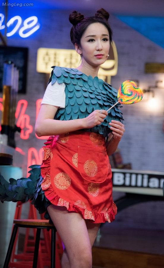 娄艺潇cosplay小龙人露大腿(12/49)