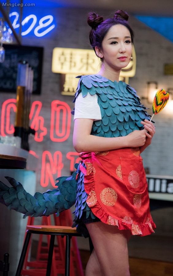 娄艺潇cosplay小龙人露大腿(13/49)